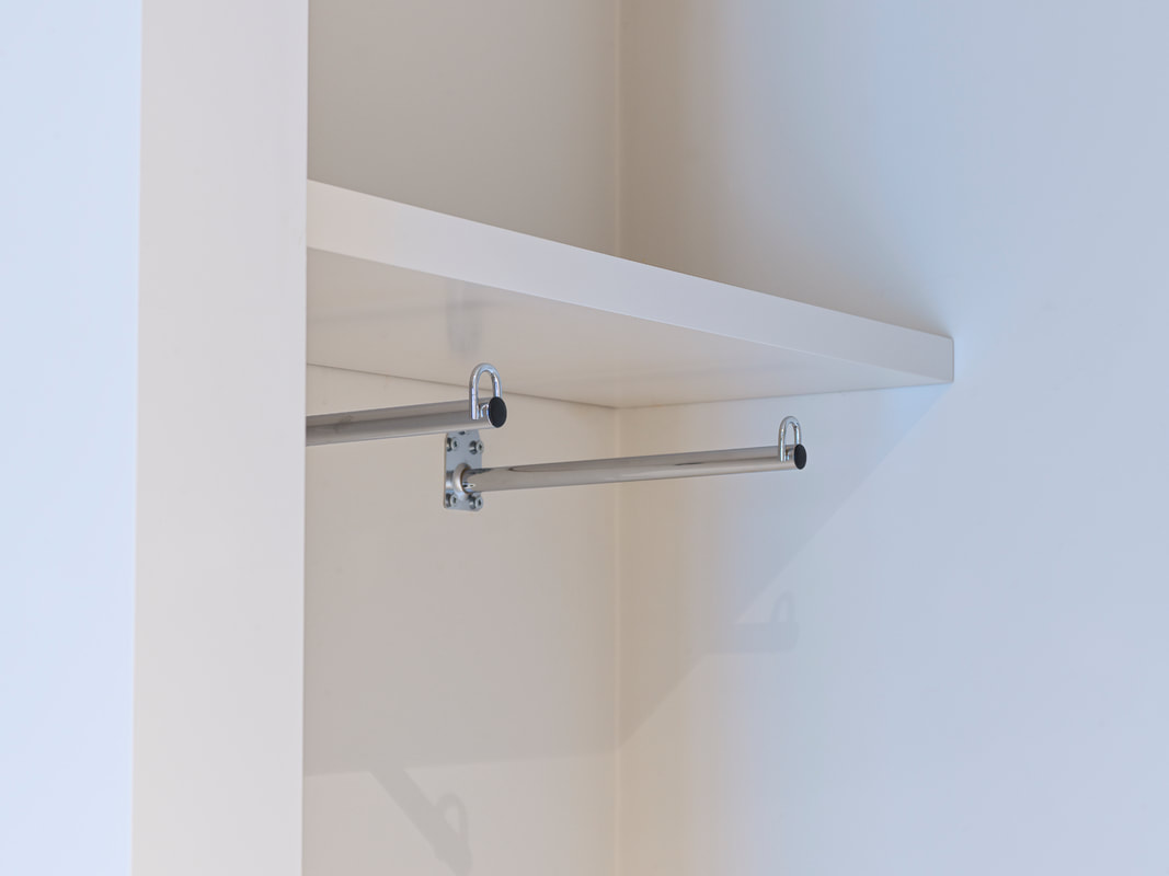 Badkamer detail — maatwerk wastafelmeubel door Denzo